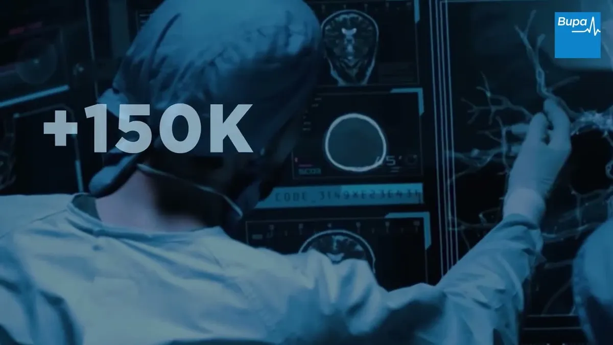Pantalla con la cifra +150K y un investigador frente a imágenes médicas