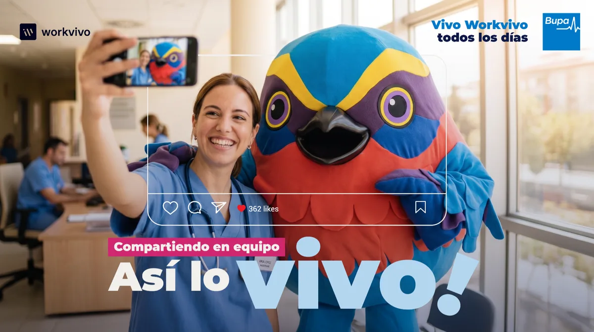 Pieza de campaña Así lo vivo, colaboradora compartiendo un selfie con la mascota Jasiri en equipo