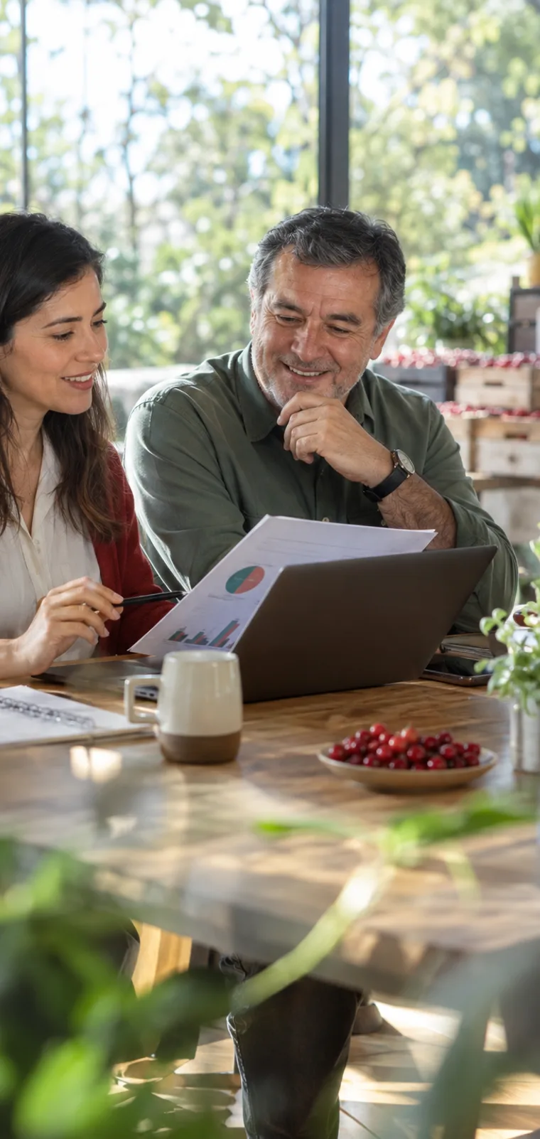 Dos profesionales chilenos incorporando datos a su trabajo cotidiano en agroindustria